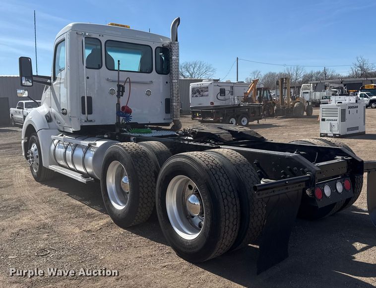 image for item EG2050 2014 Kenworth T680 semi truck