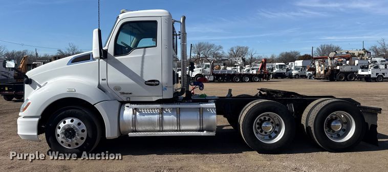 image for item EG2050 2014 Kenworth T680 semi truck