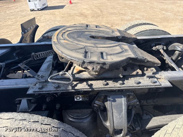 image for item EG2050 2014 Kenworth T680 semi truck