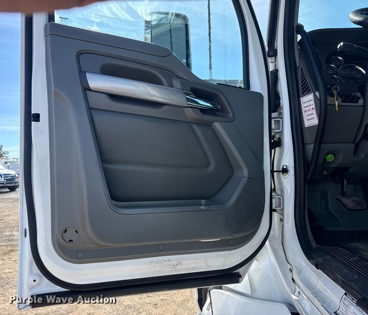 image for item EG2050 2014 Kenworth T680 semi truck