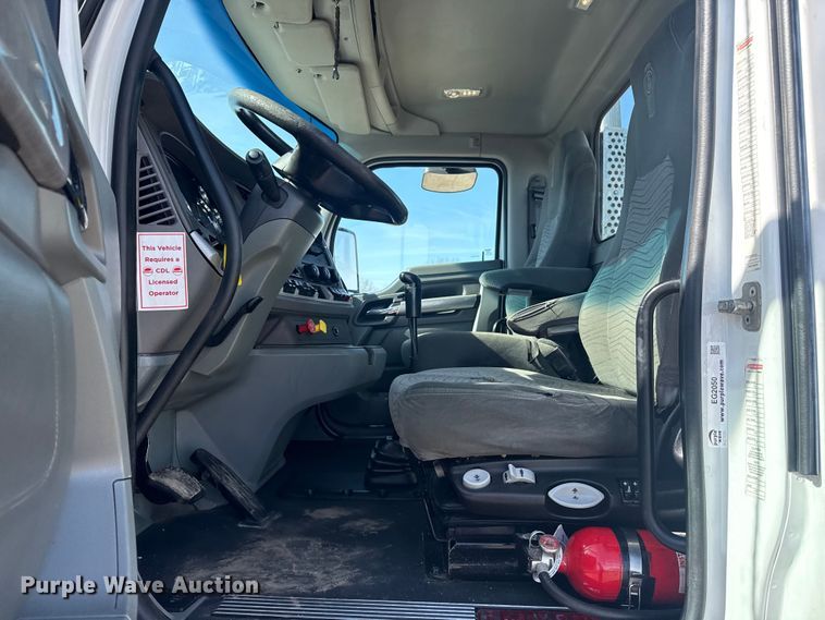 image for item EG2050 2014 Kenworth T680 semi truck