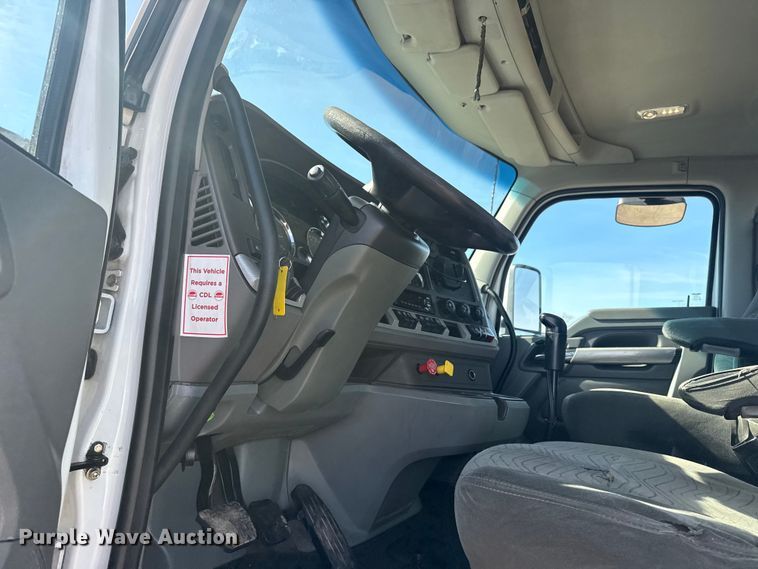 image for item EG2050 2014 Kenworth T680 semi truck