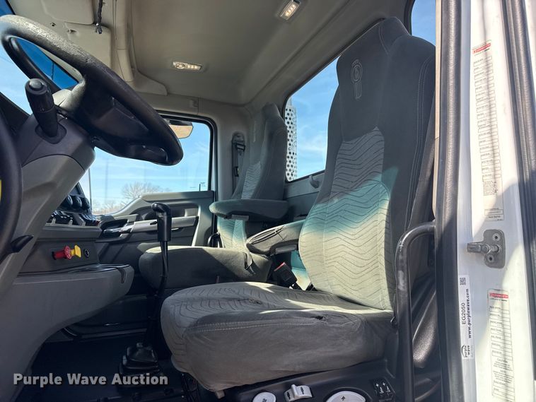 image for item EG2050 2014 Kenworth T680 semi truck