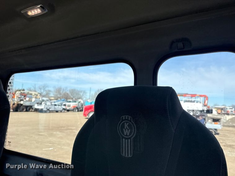 image for item EG2050 2014 Kenworth T680 semi truck