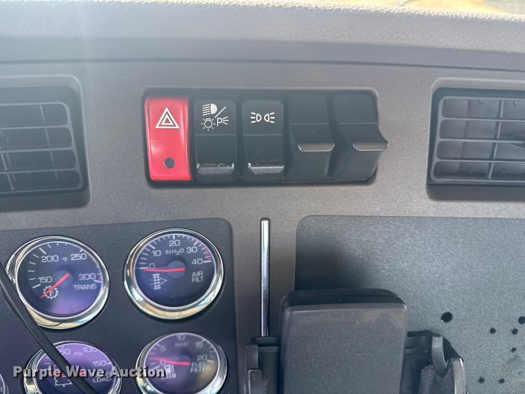 image for item EG2050 2014 Kenworth T680 semi truck