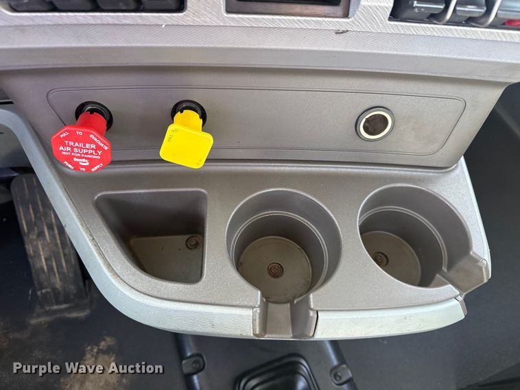 image for item EG2050 2014 Kenworth T680 semi truck