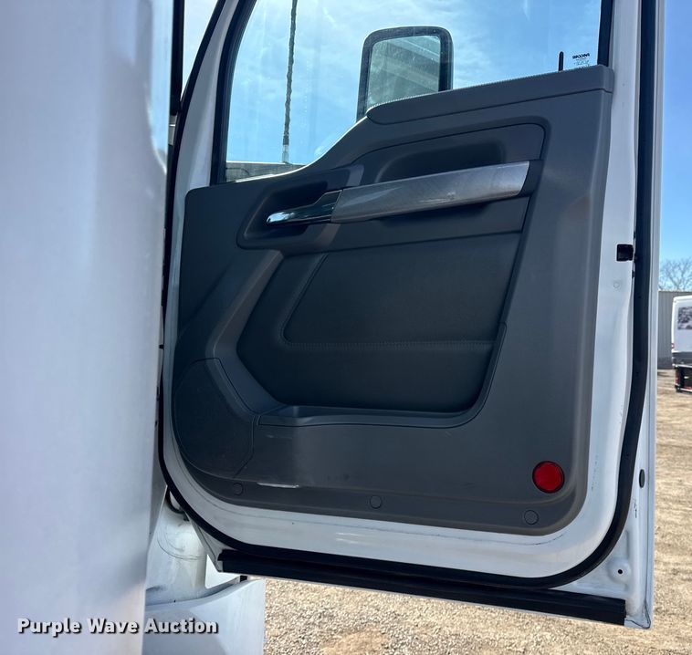 image for item EG2050 2014 Kenworth T680 semi truck