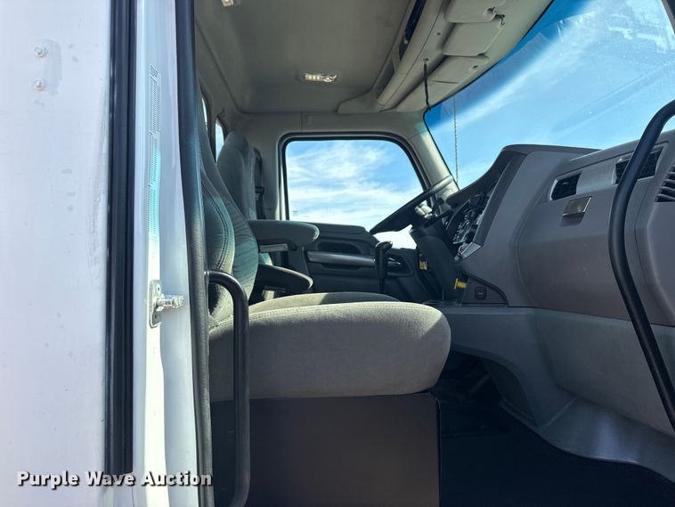 image for item EG2050 2014 Kenworth T680 semi truck