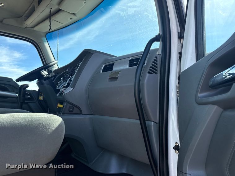 image for item EG2050 2014 Kenworth T680 semi truck