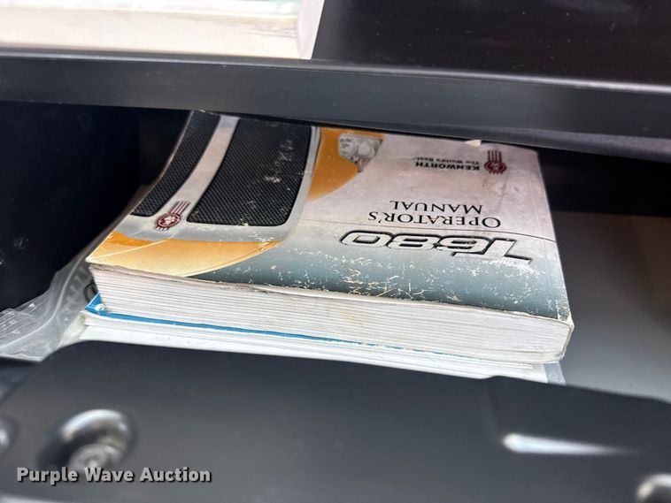 image for item EG2050 2014 Kenworth T680 semi truck