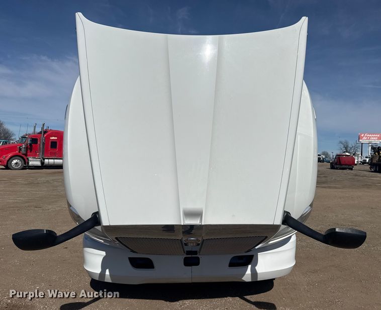 image for item EG2050 2014 Kenworth T680 semi truck