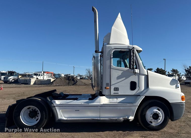 image for item EG2062 2002 Freightliner Century Class semi truck