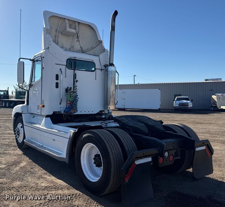 image for item EG2062 2002 Freightliner Century Class semi truck