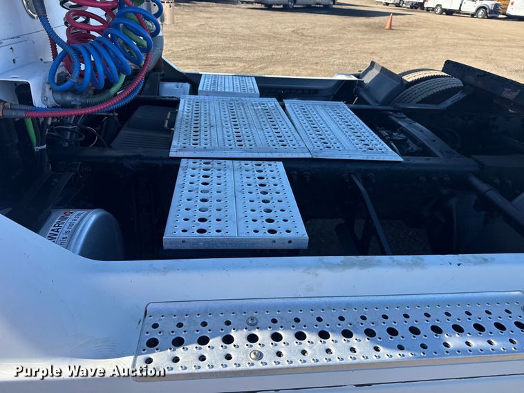 image for item EG2062 2002 Freightliner Century Class semi truck