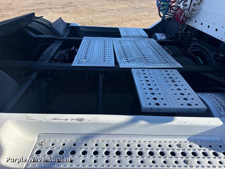 image for item EG2062 2002 Freightliner Century Class semi truck