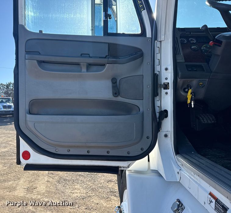 image for item EG2062 2002 Freightliner Century Class semi truck