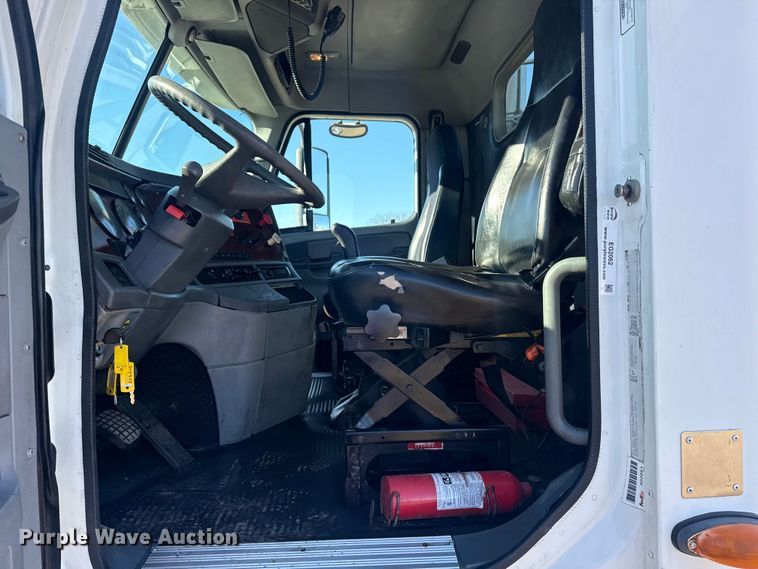 image for item EG2062 2002 Freightliner Century Class semi truck