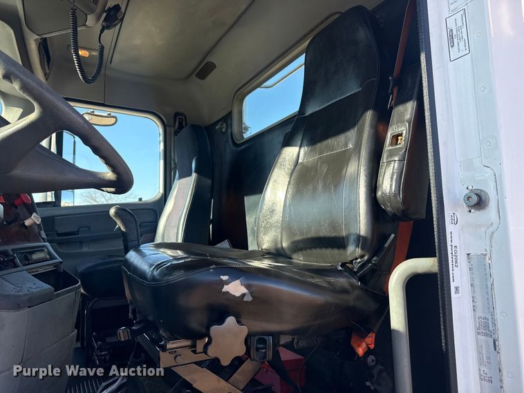 image for item EG2062 2002 Freightliner Century Class semi truck