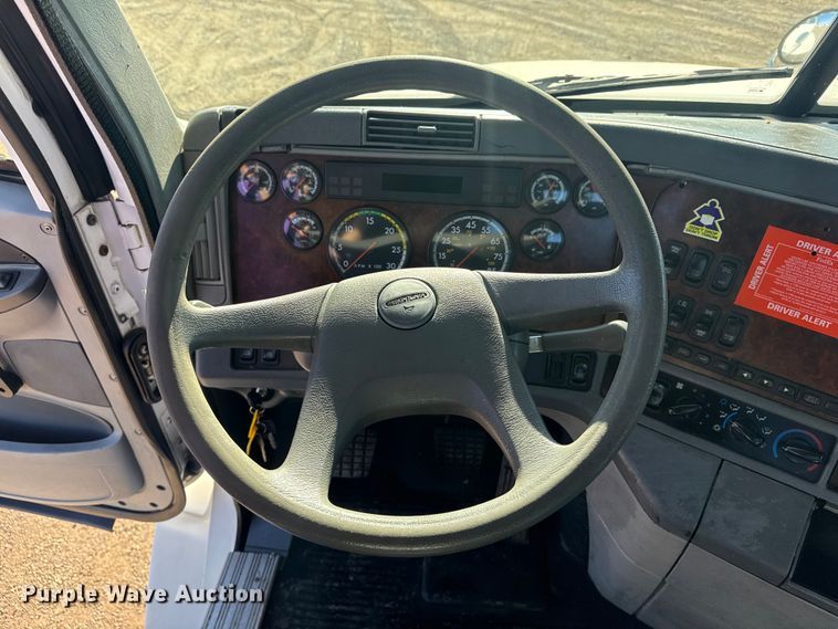 image for item EG2062 2002 Freightliner Century Class semi truck