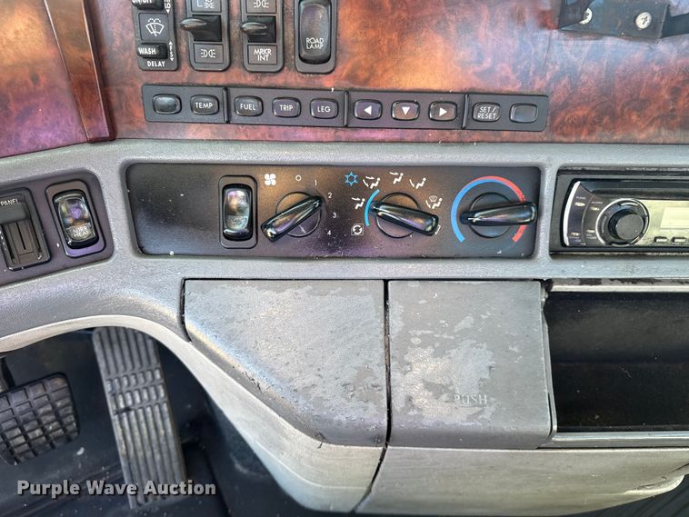 image for item EG2062 2002 Freightliner Century Class semi truck