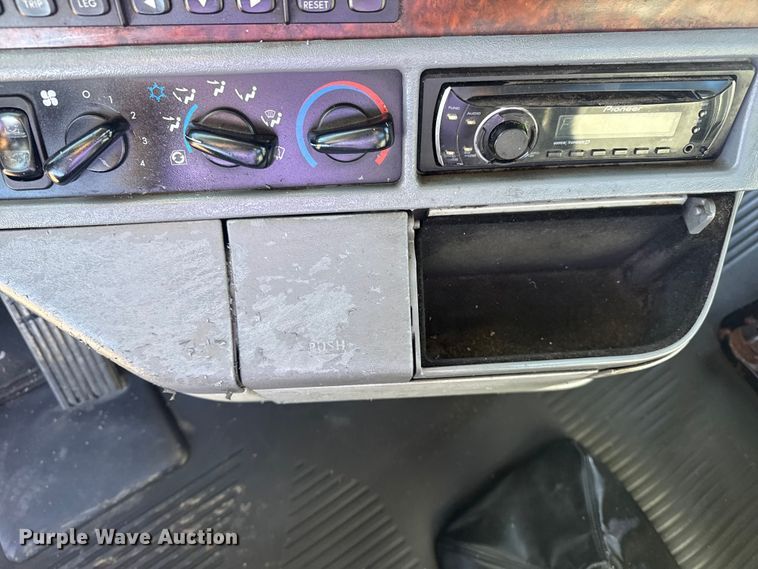 image for item EG2062 2002 Freightliner Century Class semi truck