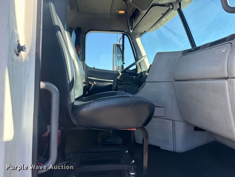 image for item EG2062 2002 Freightliner Century Class semi truck