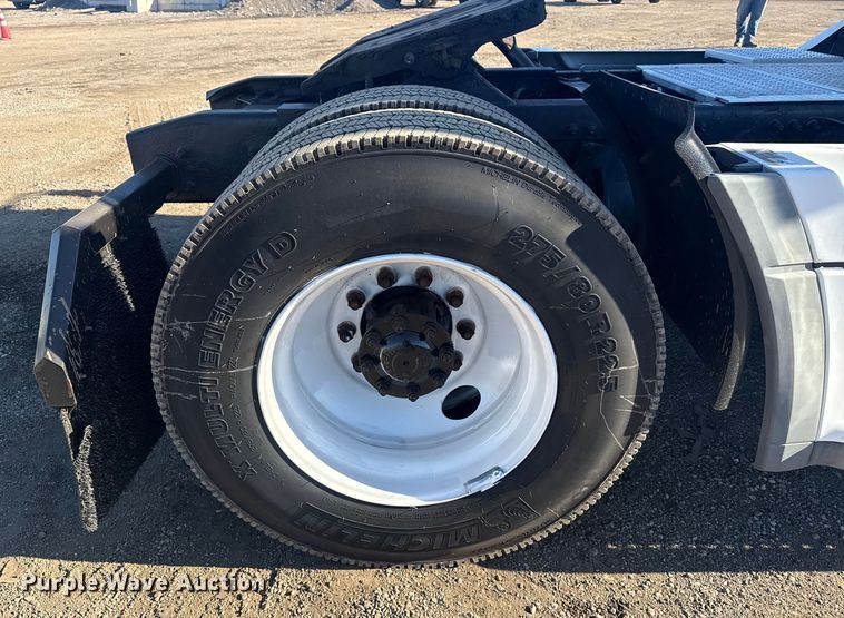 image for item EG2062 2002 Freightliner Century Class semi truck