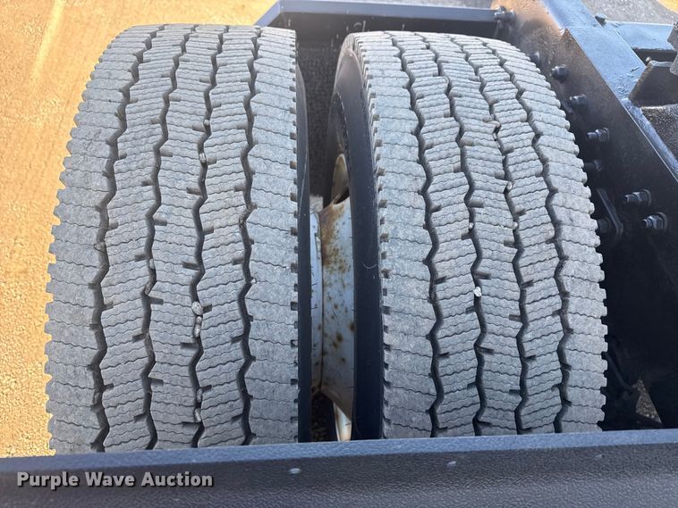 image for item EG2062 2002 Freightliner Century Class semi truck