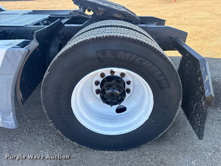 image for item EG2062 2002 Freightliner Century Class semi truck