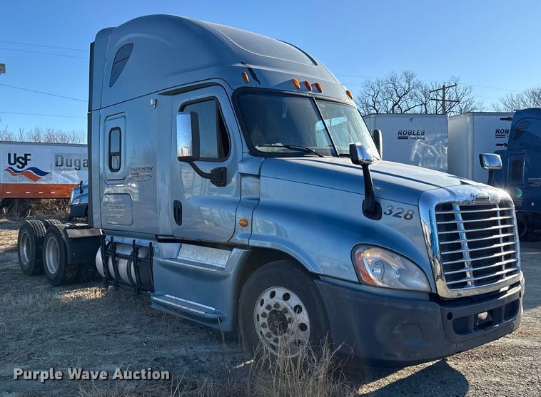 image for item EN0477 2013 Freightliner Cascadia semi truck