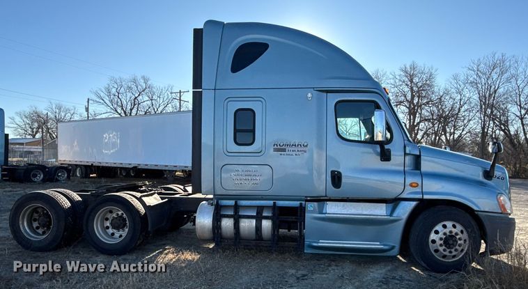 image for item EN0477 2013 Freightliner Cascadia semi truck