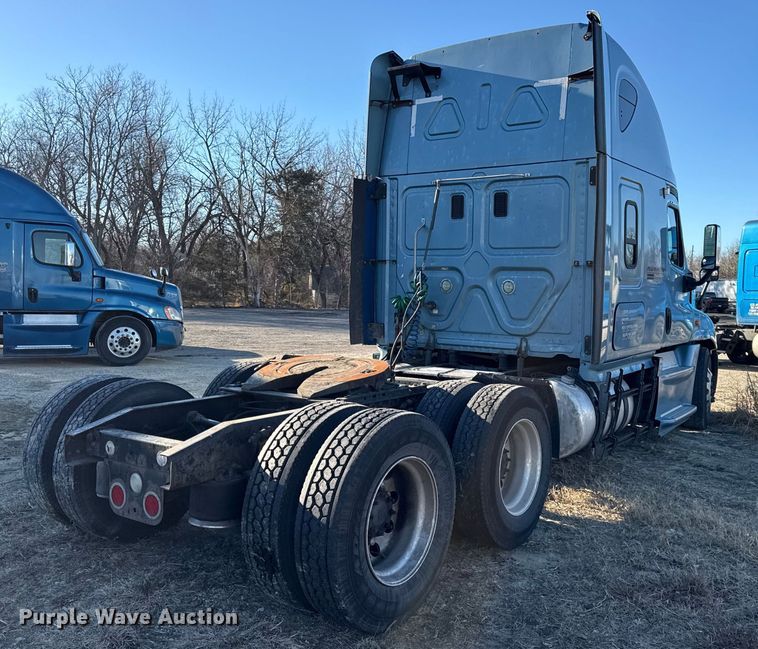 image for item EN0477 2013 Freightliner Cascadia semi truck