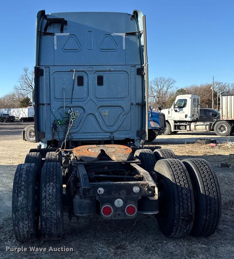 image for item EN0477 2013 Freightliner Cascadia semi truck