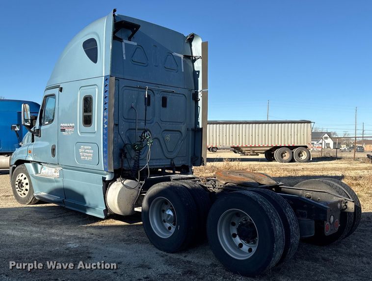 image for item EN0477 2013 Freightliner Cascadia semi truck