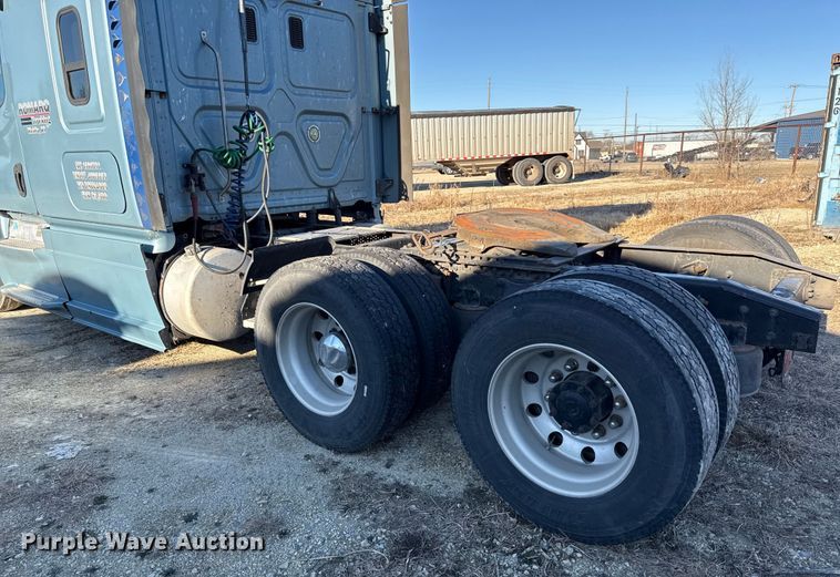 image for item EN0477 2013 Freightliner Cascadia semi truck