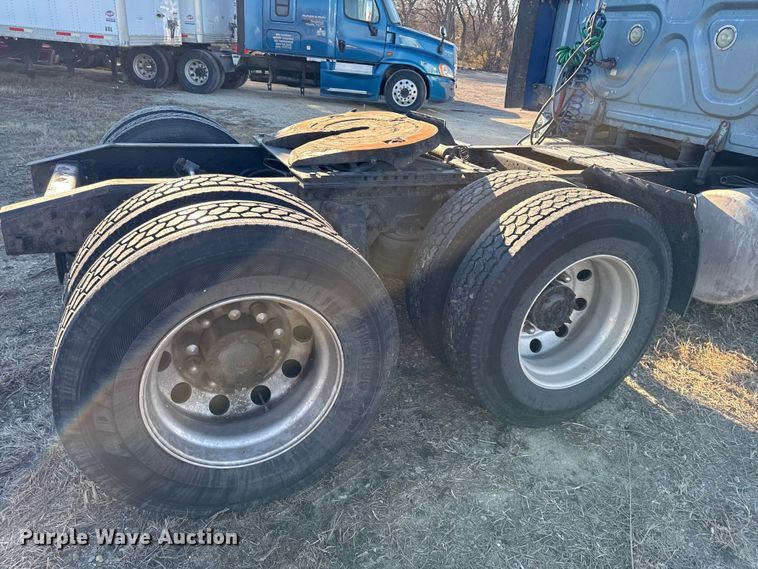 image for item EN0477 2013 Freightliner Cascadia semi truck