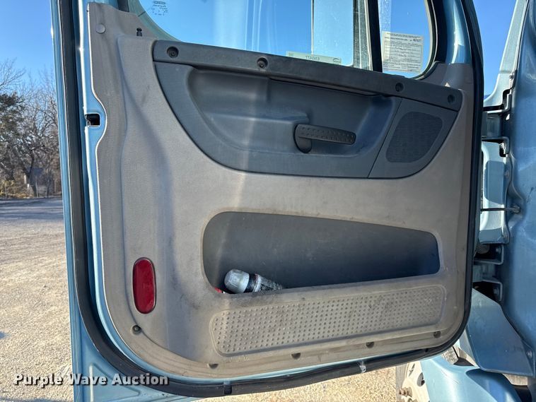 image for item EN0477 2013 Freightliner Cascadia semi truck