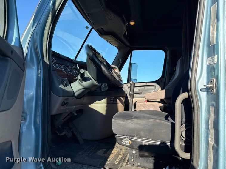 image for item EN0477 2013 Freightliner Cascadia semi truck