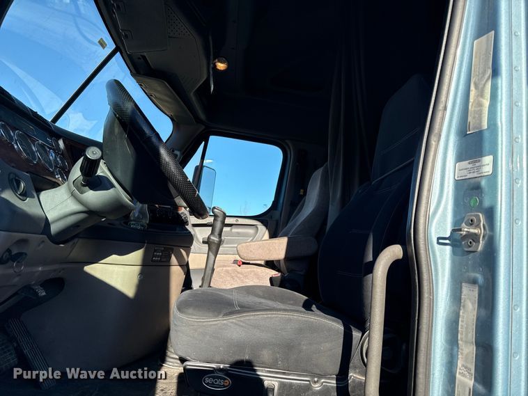 image for item EN0477 2013 Freightliner Cascadia semi truck