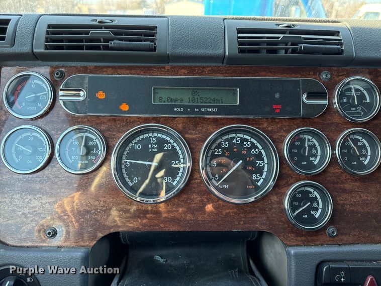 image for item EN0477 2013 Freightliner Cascadia semi truck