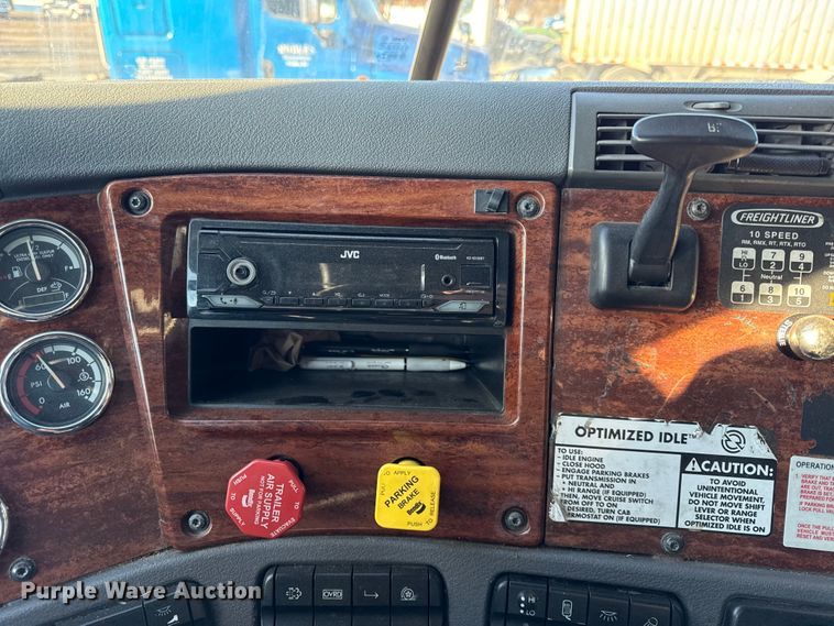 image for item EN0477 2013 Freightliner Cascadia semi truck