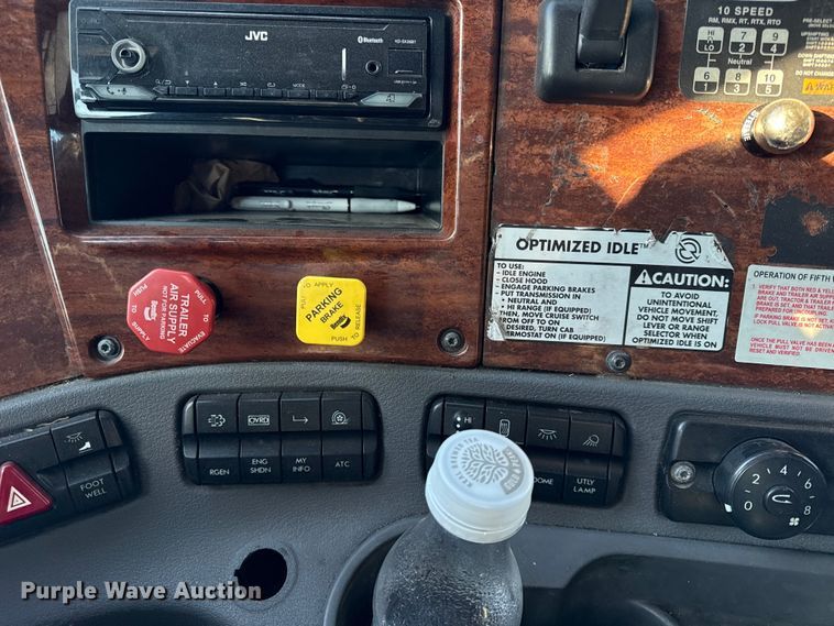 image for item EN0477 2013 Freightliner Cascadia semi truck