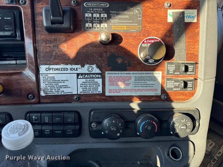 image for item EN0477 2013 Freightliner Cascadia semi truck