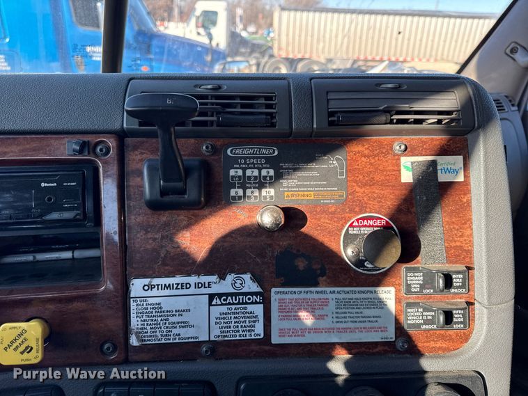 image for item EN0477 2013 Freightliner Cascadia semi truck