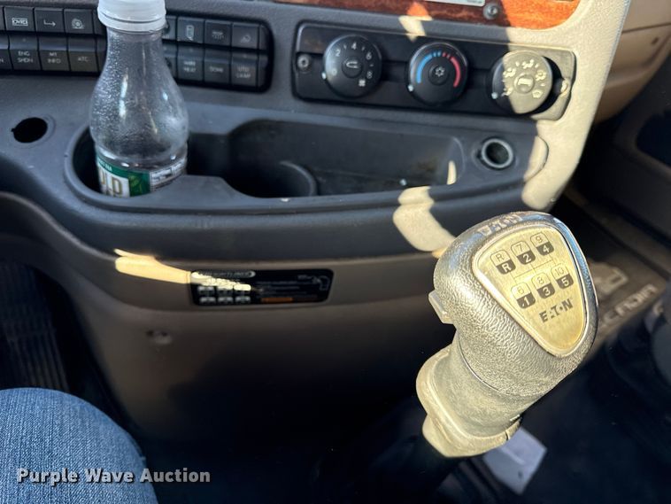 image for item EN0477 2013 Freightliner Cascadia semi truck