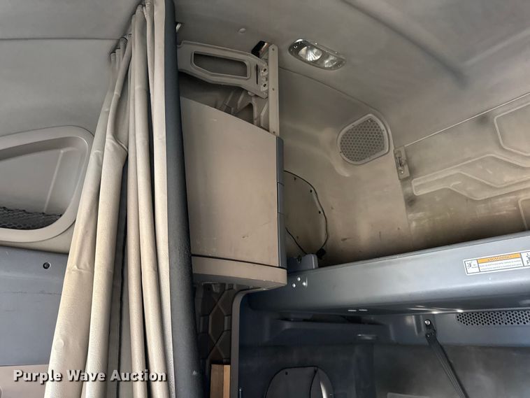 image for item EN0477 2013 Freightliner Cascadia semi truck