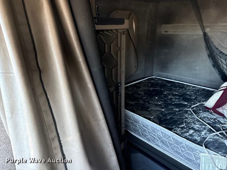 image for item EN0477 2013 Freightliner Cascadia semi truck