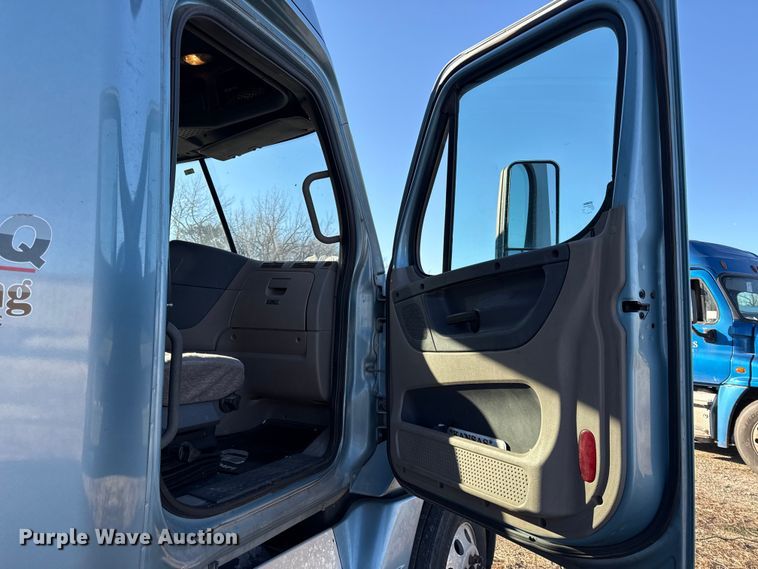 image for item EN0477 2013 Freightliner Cascadia semi truck