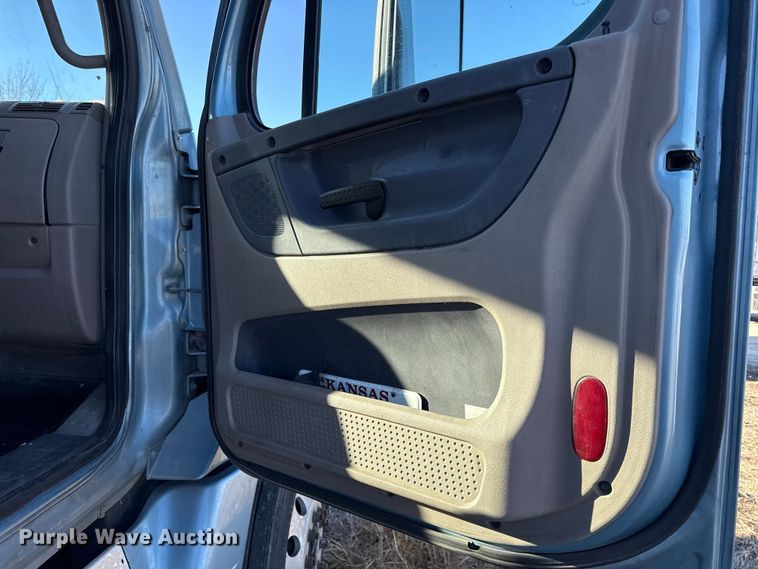 image for item EN0477 2013 Freightliner Cascadia semi truck