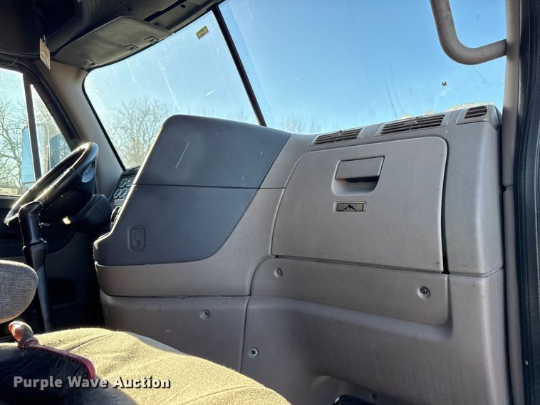 image for item EN0477 2013 Freightliner Cascadia semi truck